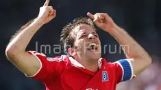 Hamburg's Dutch midfielder Rafael van der Vaart celebrates scoring during the German first division Bundesliga football match Hansa Rostock vs Hamburg SV on May 3, 2008 at the DKB-Arena, Rostock. AFP PHOTO DDP/DANNY GOHLKE