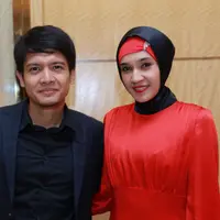 Dini Aminarti dan Dimas Seto di Hotel Mulia, Jakarta Pusat, Sabtu (23/1/2016).(Galih W Satria/Bintang.com)