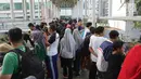 Warga menyaksikan Parade Asian Games 2018 2018 yang melintas dari atas JPO di Jalan Thamrin, Jakarta, Minggu (13/5). Parade Asian Games 2018 jadi pusat perhatian pengunjung Car Free Day. (Liputan6.com/Arya Manggala)