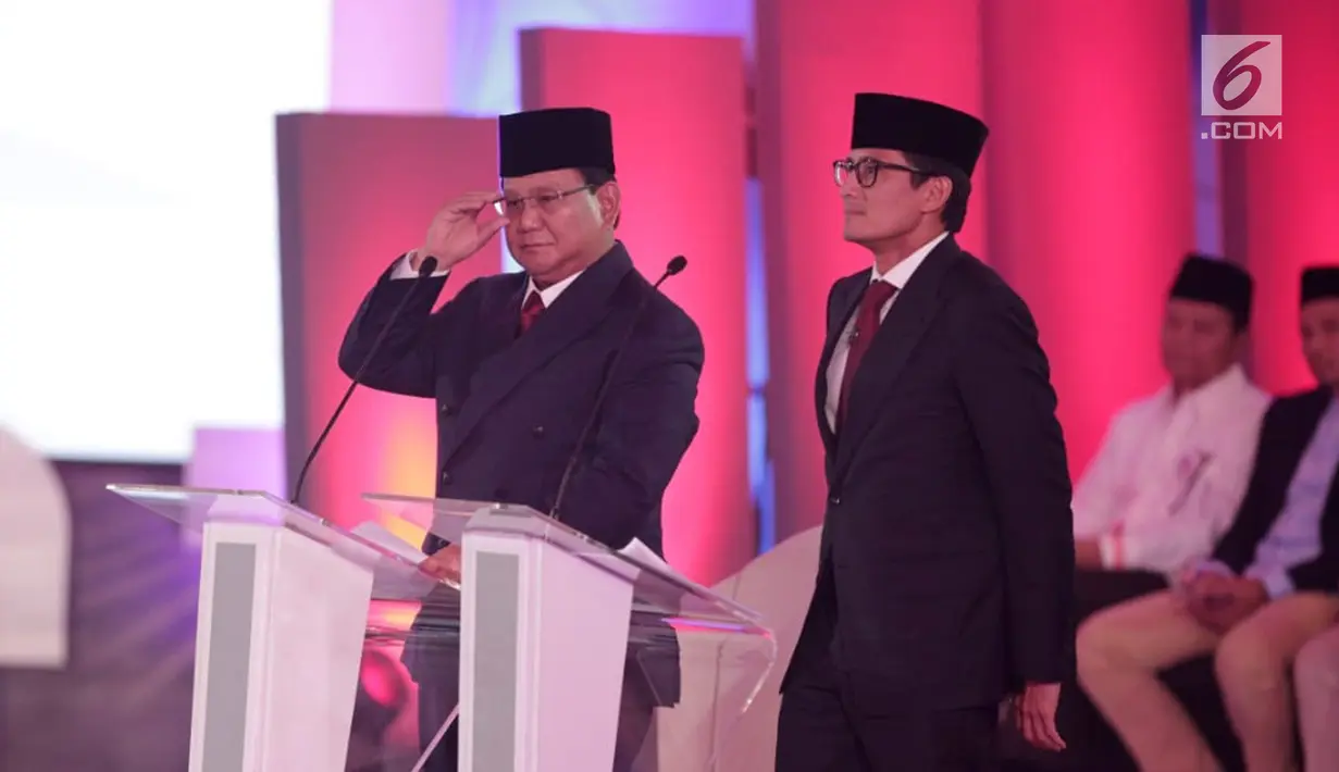 Capres-cawapres nomor urut 02 Prabowo Subianto (kiri) dan Sandiaga Uno saat memaparkan visi misi dalam debat Pilpres 2019, Jakarta, Kamis (17/1). (Liputan6.com/Faizal Fanani)