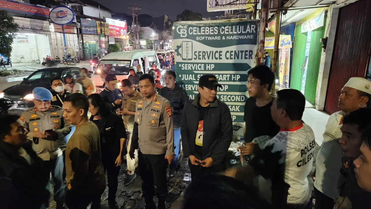 Polisi melakukan mediasi terhadap dua ormas yang bentrok di Tangerang (Liputan6.com/Pramita Tristiawati)