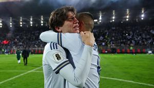 Dua pemain Timnas Italia, Marco Palestra dan Leonardo Spinazzola, saling menghibur diri setelah Gli Azzurri dipastikan gagal melangkah ke Piala Dunia 2026. Timnas Italia kalah dari Bosnia-Herzegovina melalui drama adu penalti dalam laga final playoff Piala Dunia 2026, Rabu (1/4/2026) dini hari WIB. (AP Photo/Armin Durgut)