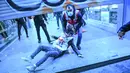 Polisi menahan seorang pria saat berdemonstrasi menentang krisis ekonomi dan biaya hidup yang tinggi di Istanbul, Tuki, 24 November 2021. Mata uang Turki, Lira, jatuh ke rekor terendah terhadap dolar dengan nilai mencapai USD 13.44 per 1 Lira. (Bulent Kilic/AFP)