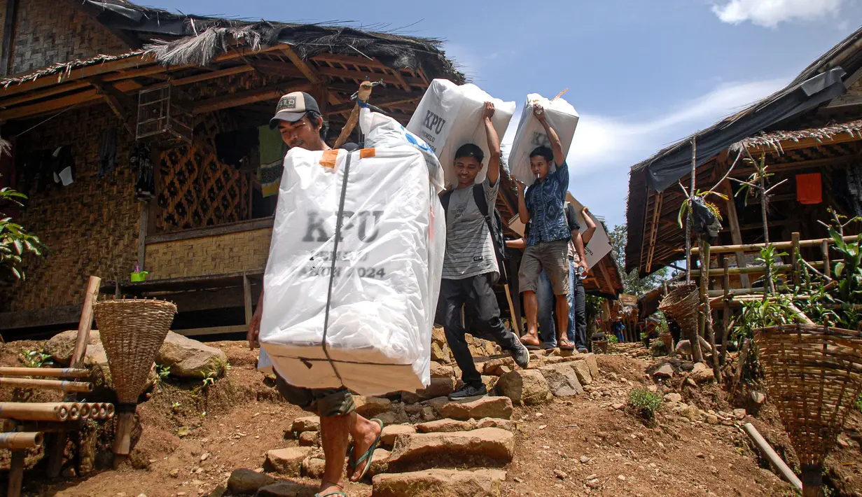 Warga membawa kotak suara untuk didistribusikan ke tempat pemungutan suara (TPS) di desa Kanekes, Kabupaten Lebak, Banten, Selasa, 13 Februari 2024. (AP Photo/Rangga Firmansyah)