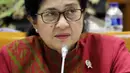 Menteri Kesehatan Nila Moeloek menyimak saat raker dengan Komisi IX DPR di Kompleks Parlemen MPR/DPR-DPD, Senayan, Jakarta, Kamis (29/3). Raker juga membahas mengenai program Nusantara Sehat dan Wajib Kerja Dokter Spesialis. (Liputan6.com/JohanTallo)