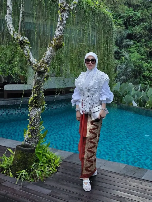 Syahrini saat liburan di Bali tampil kompak dengan kain songket. [@princessyahrini]