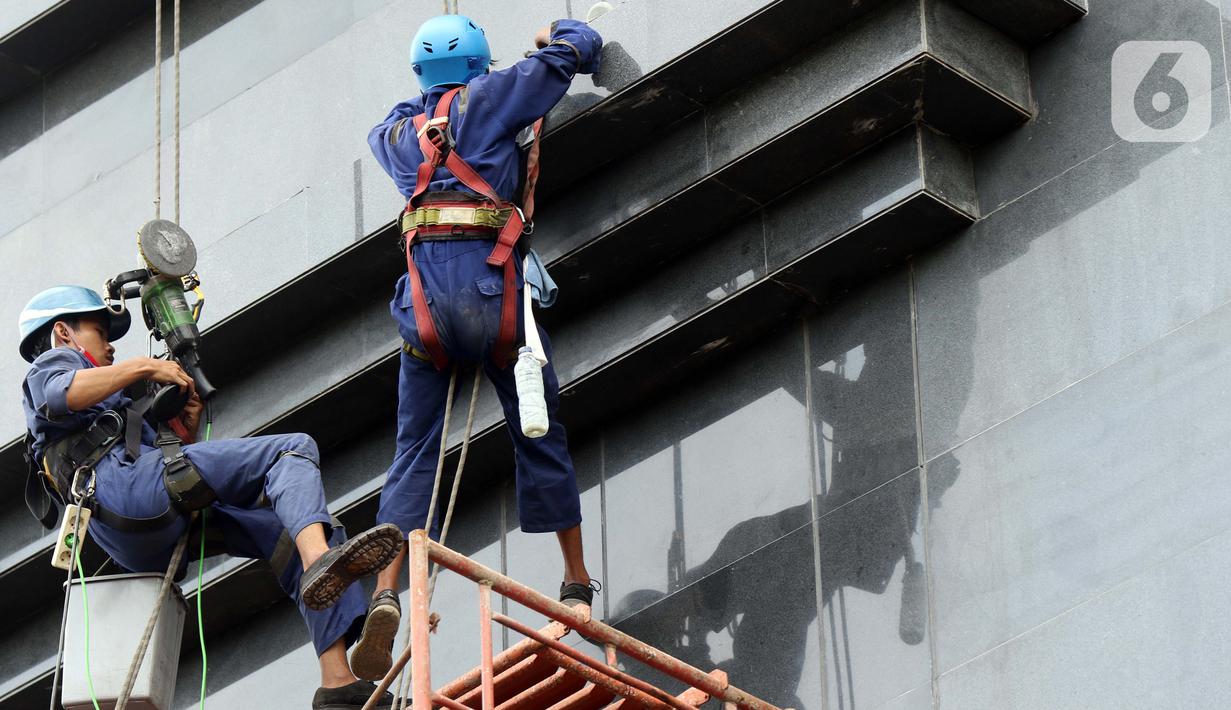 Aktivitas pekerja ketinggian di salah satu bagian gedung Pengadilan Negeri Jakarta Pusat, Rabu (18/11/2020). Berdasarkan data BP Jamsostek, angka klaim kecelakaan kerja semester I 2020 meningkat 128% dari periode yang sama 2019, dari 85.109 kasus menjadi 108.573. (Liputan6.com/Helmi Fithriansyah)