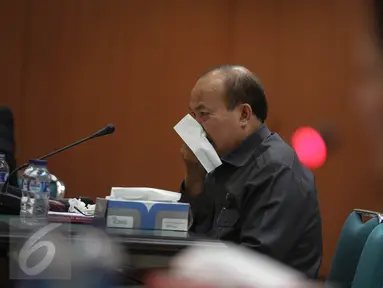  Hakim tinggi pada Pengadilan Tinggi (PT) Jambi, Pangeran Napitupulu mendengarkan keterangan saksi saat disidangkan dalam MKH , Jakarta, Rabu (4/1). Napitupulu disidangkan dalam MKH atas dugaan menerima suap Rp 1 miliar. (Liputan6.com/Faizal Fanani)