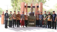 ugu Sedulur Sikep Samin berdiri di Dusun Jipang, Desa Margomulyo, Kecamatan Margomulyo, Kabupaten Bojonegoro. (Liputan6.com/ Ahmad Adirin)