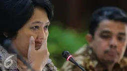 Ketua Pansel Pemilihan Calon Anggota KY, Harkristuti Harkrisnowo mengumumkan peserta yang lolos seleksi Profile Assessment di Kemensesneg, Jakarta, Kamis (9/7/2015).  Sebanyak 18 calon anggota KY lolos tes dari 34 peserta (Liputan6.com/Faizal Fanani) 