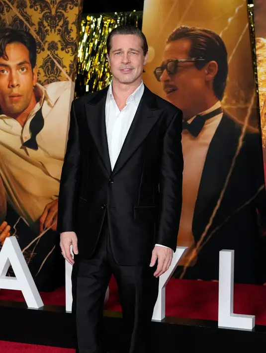 <p>Brad Pitt berpose saat menghadiri premiere film "Babylon" di Academy Museum of Motion Pictures, Los Angeles, Amerika Serikat, 15 Desember 2022. Rambut pirang keemasan Brad Pitt disisir ke belakang. (AP Photo/Chris Pizzello)</p>