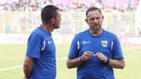 Pelatih Persib Bandung, Dejan Antonic (kanan) berdiskusi dengan asistennya pada laga persahabatan turnamen Segi Tiga di Stadion Galuh, Ciamis, Minggu (10/4/2016). (Bola.com/NIcklas Hanoatubun)