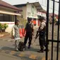 Pengetatan keamanan di Polres Tangerang pascateror bom di Surabaya. (Liputan6.com/Pramita Tristiawati)