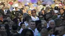 Warga berkumpul untuk memberikan penghormatan kepada mendiang Fidel Castro di Lapangan Revolusi di Havana, Kuba, Senin (28/11). (REUTERS / Carlos Barria)