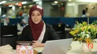 Para hijaber, dituntut untuk selalu tampil segar dan menarik saat di kantor.