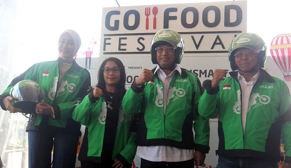 Menhub Budi Karya, Chief Corporate Affairs GOJEK Nila Marita, dan aktris Okky Asokawati memberikan salam pada acara GO-FOOD Festival di Depok, Sabtu (5/1). (Liputan6.com/HO/Ading)