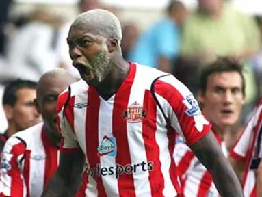 Sunderland&#039;s Djibril Cisse celebrates after scoring a goal against Tottenham Hotspur during their premiership match at White Hart Lane in London, on August 23, 2008. AFP PHOTO/BEN STANSALL