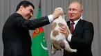 Presiden Rusia, Vladimir Putin (kanan) menerima anjing gembala Turkmen atau dikenal sebagai Alabai dari Presiden Turkmenistan Gurbanguly Berdimuhamedov saat pertemuan di Sochi, Rusia (11/10). (AFP Photo/Pool/Maxim Shemetov)