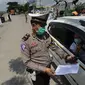 Polantas Polres Bogor memeriksa surat domisili pengemudi mobil  yang melintasi Pos Pengawasan Larangan Mudik di Cigombong, Bogor, Rabu (29/4/2020). Polres Bogor terus melakukan penyekatan  mencegat pemudik sekaligus PSBB mengantsipasi penyebaran virus Covid-19. (merdeka.com/Arie Basuki)