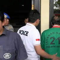 Satuan kepolisian sektor Jakarta Barat berhasil menangkap Imam S. Arifin (baju tahanan hijau) lantaran kedapatan memiliki narkoba.