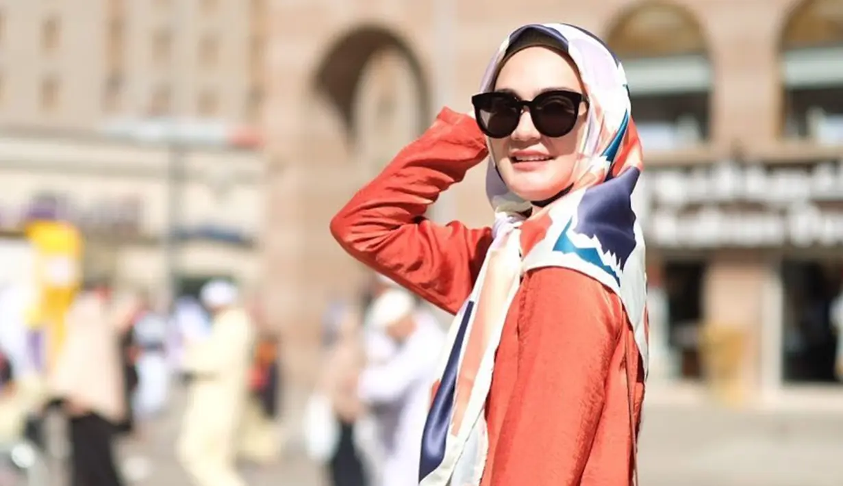 Luna Maya tampak anggun mengenakan hijab sederhana dan pakaian yang menutupi aurat. Foto tersebut diunggah sebagai sample hijab produksi Luna Habit, yang mana adalah label fashion milik Luna Maya. Seperti diketahui, Luna Maya membuka bisnis clothing line pada 2015 lalu. (Liputan6.com/IG/@lunahabit)