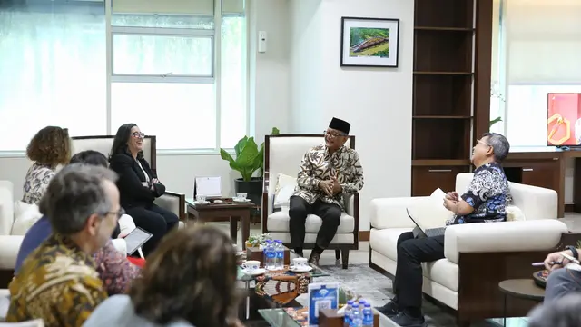 Menteri Pekerjaan Umum (PU) Dody Hanggodo bertemu dengan World Bank Country Director untuk Indonesia dan Timor Leste, Carolyn Turk. (Foto: Kementerian PU)