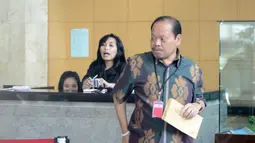 Mengenakan kemeja batik Sutan Bhatoegana tiba di gedung KPK pada pukul 09.45 WIB. Jakarta, Selasa (17/6/14) (Liputan6.com/Miftahul Hayat)