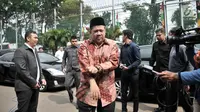 Wakil Ketua DPR Fahri Hamzah tiba di Rutan Klas I Cipinang, Jakarta, Rabu (6/2). Selain menjenguk, Fadli Zon dan Fahri mempertanyakan rencana pemindahan Ahmad Dhani ke Surabaya guna menjalani persidangan atas kasus yang sama. (Merdeka.com/Iqbal S Nugroho)