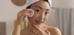 Cara kerja skincare dengan kandungan ceramide dan manfaatnya untuk kulit. (foto: jcomp/freepik)