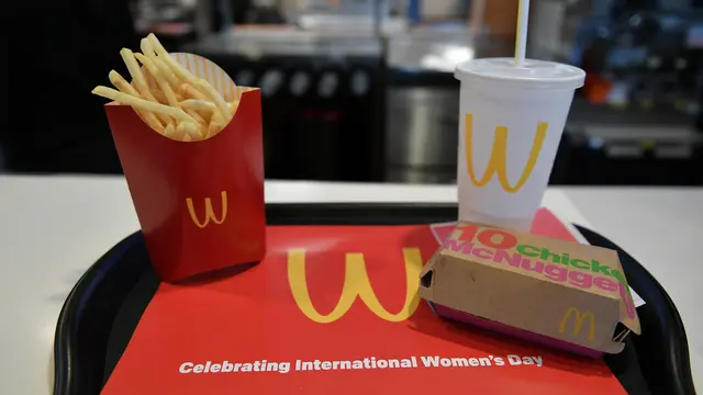 Peringati Hari Perempuan, Restoran McDonald's Pasang Logo Terbalik