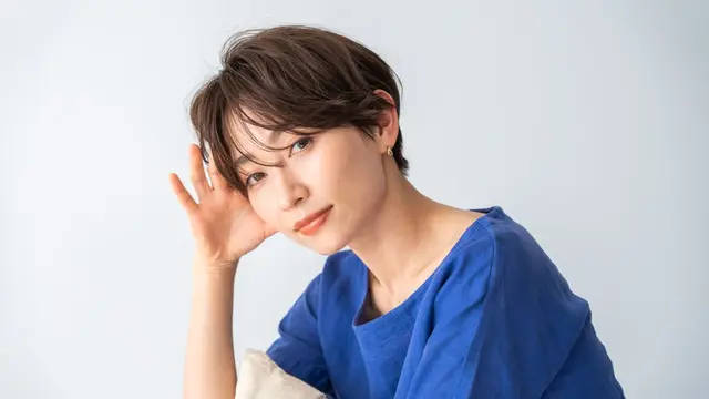 kepribadian baik elegan cantik baju biru rambut pendek