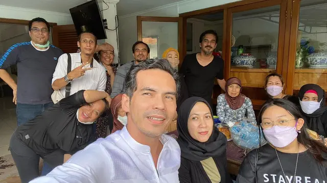 6 Momen Keluarga Teddy Syach Ziarah ke Makam Mendiang Rina Gunawan