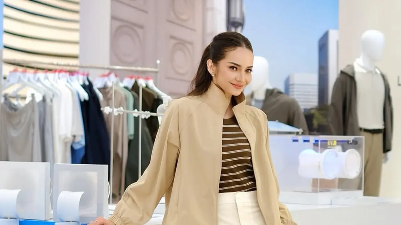 Enzy Storia mengenakan Jeans Barrel