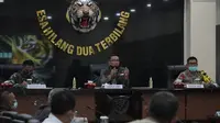 Gubernur Jawa Barat Ridwan Kamil saat mengikuti Rapat Gugus Tugas Percepatan Penanggulangan COVID-19 Jabar di Markas Komando Daerah Militer III/Siliwangi, Kota Bandung, Senin (20/4/20). (Humas Jabar)