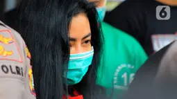 Ekspresi artis sekaligus model Andi Novitalia alias Vitalia Sesha saat dihadirkan dalam konferensi pers kasus narkoba di Polres Metro Jakarta Barat, Kamis (26/2/2020). Vitalia Sesha positif narkoba berdasarkan tes urine. (merdeka.com/Magang/Muhammad Fayyadh)