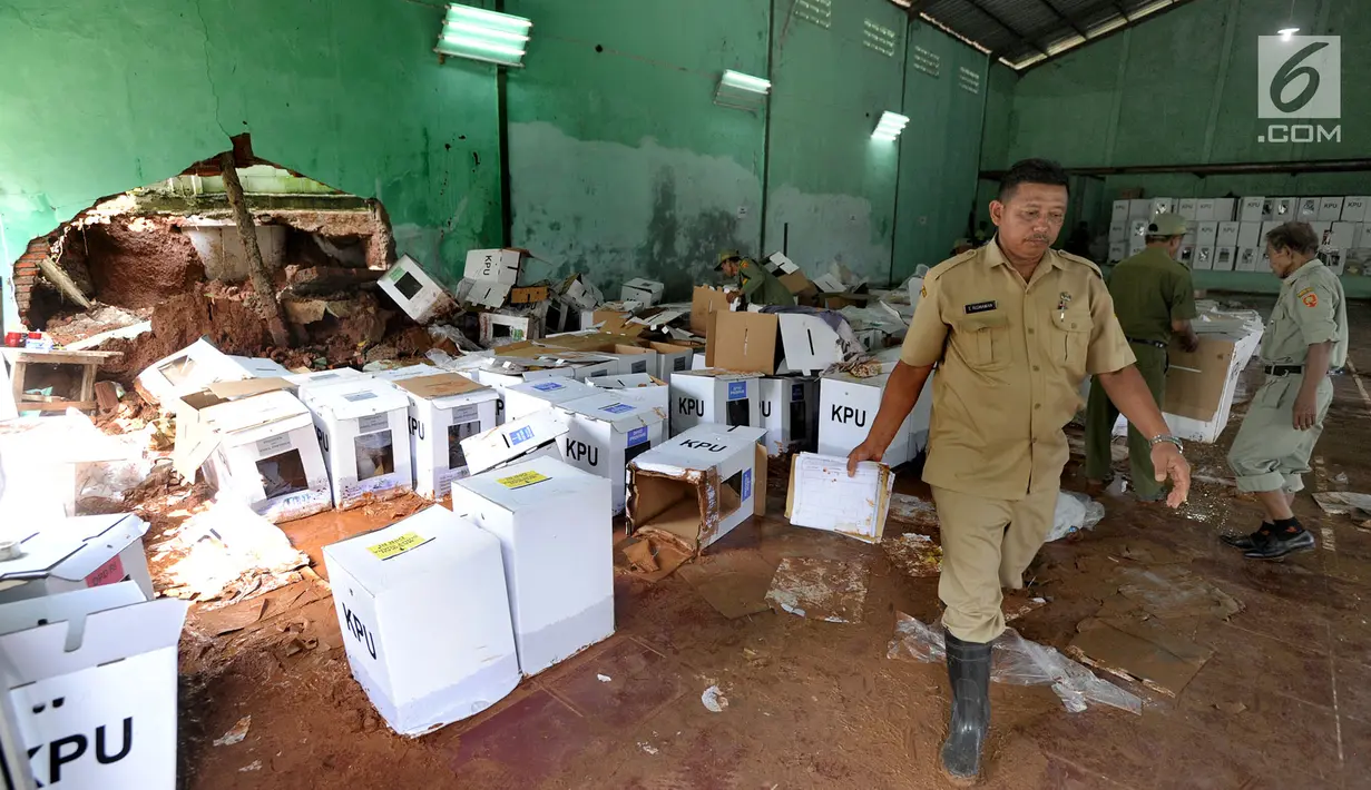 Ratusan kotak suara kardus rusak terendam banjir di gudang tempat penyimpanan logistik di Kecamatan Ciseeng, Kabupaten Bogor, Senin (15/4). Lebih dari 600 kotak suara rusak akibat tembok gudang jebol diterpa hujan lebat dan angin kencang semalam. (merdeka.com/Arie Basuki)