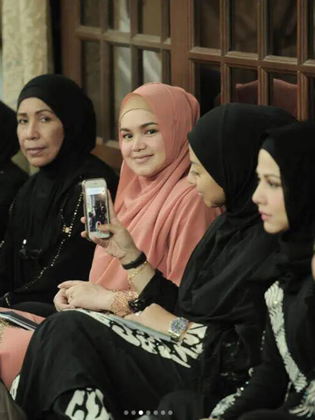 Selain itu, para penggemar Siti juga turut berbahagia dan bersyukur. Pasalnya, seperti yang diberitakan sebelumnya, kehamilan pertamanya ini terjadi setelah pasangan ini menikah selama 11 tahun. (Instagram/cdtk)