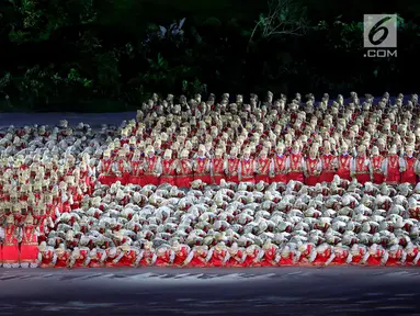 Penari menampilkan tari Ratoeh Jaroe dari Aceh pada pembukaan Asian Games 2018 di Stadion Gelora Bung Karno, Jakarta, Sabtu (18/8). Sekitar 1.500 penari mengenakan busana beragam warna yang menggambarkan kebhinekaan Indonesia. (Liputan6.com/ Fery Pradolo)