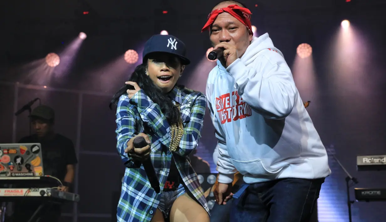 Meski usianya telah 47 tahun, Iwa Kusuma atau Iwa K masih terlihat enerjik. Konser tunggal keduanya ini juga untuk meluapkan emosinya. Ia menggandeng beberapa rapper. (Adrian Putra/Bintang.com)