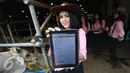 SPG memperlihatkan data salah satu sapi yang dijual di Mal Hewan Qurban H. Doni, Kelapa Dua Depok, Jawa Barat, Senin (29/8). Keberadaan SPG cantik ini menjadi daya tarik tersendiri. (Liputan6.com/Immanuel Antonius)