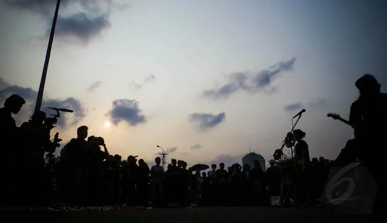 Puluhan massa menunjukkan keprihatinannya atas berbelitnya kasus pembunuhan Munir, Jakarta, (4/9/14). (Liputan6.com/Faizal Fanani)