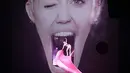 Miley Cyrus siap beraksi kembali, dengan kostum seksinya ia menyapa penonton dari panggung berbentuk wajahnya yang sedang menjulurkan lidah. (Bintang/EPA)