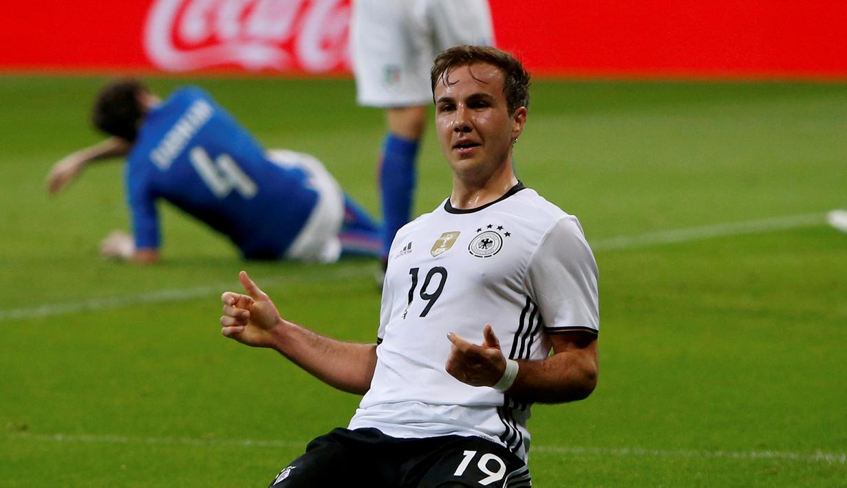 Ekspresi pemain Jerman, Mario Goetze, setelah mencetak gol ke gawang Italia dalam laga persahabatan di Stadion Allianz-Arena, Munchen, Jerman, (29/3/2016). (Reuters/Michaela Rehle)
