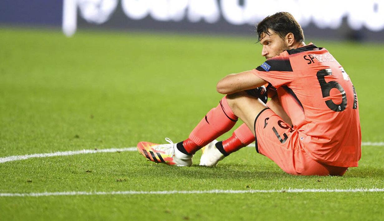Kiper Atalanta, Marco Sportiello, tampak lesu usai ditaklukkan Paris Saint-Germain (PSG) pada laga perempat final Liga Champions di Stadion Da Luz, Rabu (12/8/2020). PSG menang 2-1 atas Atalanta. (David Ramos/Pool Photo via AP)