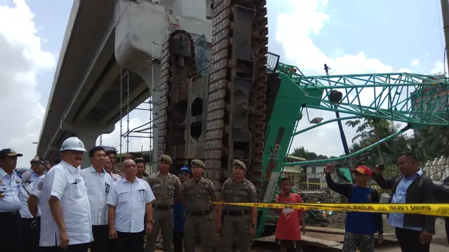 Gubernur Sumsel Alex Noerdin melihat langsung lokasi kecelakaan 2 unit crane yang merusak rumah warga (Liputan6.com / Nefri Inge)