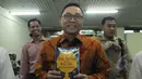 Ketua MPR Zulkifli Hasan (tengah) menunjukkan buku "Kebudayaan Dalam Politik" sebelum mengikuti diskusi bedah buku di Jakarta, Rabu (11/3/2015). Buku tersebut berisi pandangan serta kritik budawan Radhar Panca Dahana. (Liputan6.com/Herman Zakharia)