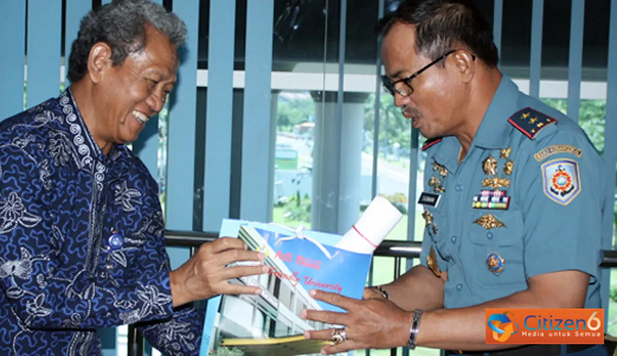 Citizen6, Surabaya: Kunjungan kali ini mengkhususkan untuk bertemu langsung dengan pimpinan Kobangdikal untuk berterima kasih atas kerjasama dalam penyelenggaraan program Pendidikan dan Latihan Profesi Guru (PLPG) 2011 lalu. (Pengirim: Penkobangdikal)