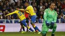 Pemain UD Las Palmas, Pedro Tanausu 'Tana' (kiri) jberhasil membobol gawang Real Madrid pada lanjutan La Liga Spanyol di Santiago Bernabeu stadium, Madrid, (1/3/2017). Madrid bermain imbang 3-3. (EPA/Kiko Huesca)