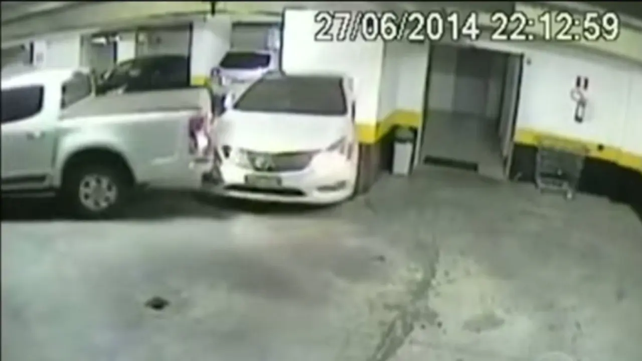 Kesal Tak Dapat Parkir, Pengemudi Ini Geser Paksa Hyundai Sonata