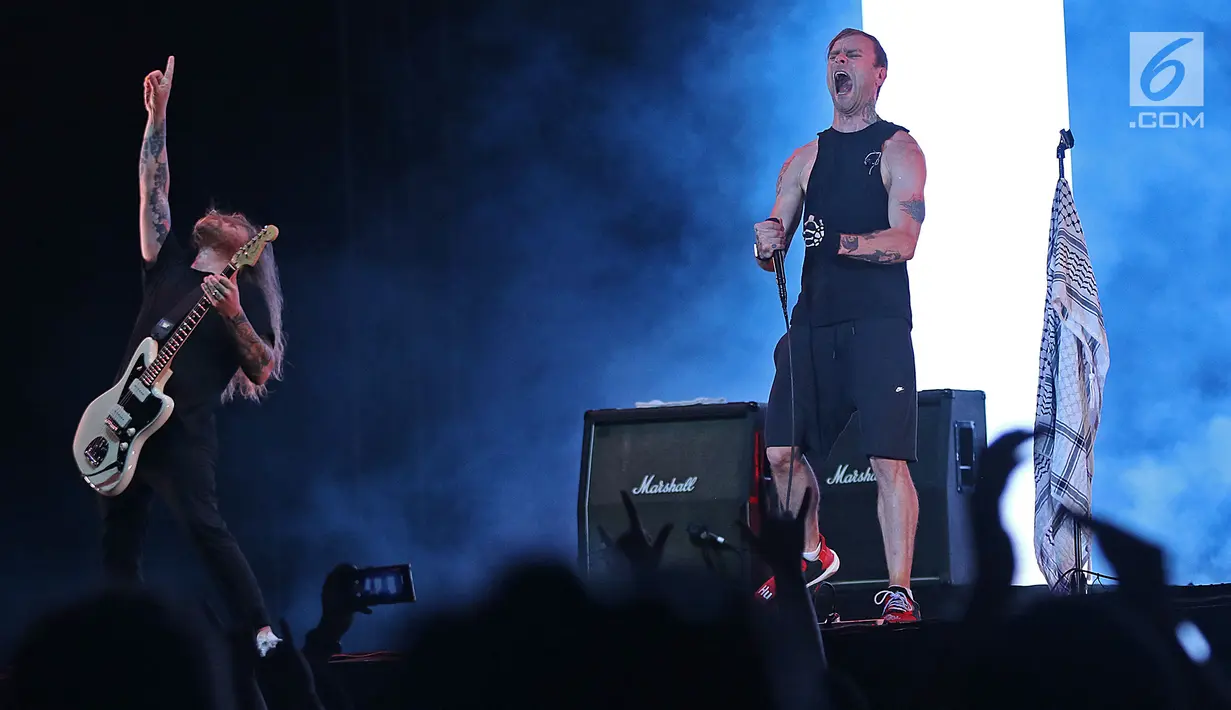 Grup band The Used menghibur penggemarnya dalam acara "Hodgepodge Superfest 2019", di Allianz Ecopark, Ancol, Sabtu (31/8/2019). Dalam penampilannya grup band asal Amerika itu membawakan beberapa lagu andalannya yaitu Take it Away, Bird and the Worm, dan Listening. (Liputan6.com/Herman Zakharia)